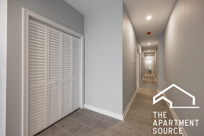 Building Photo - 5416 W Belmont Ave