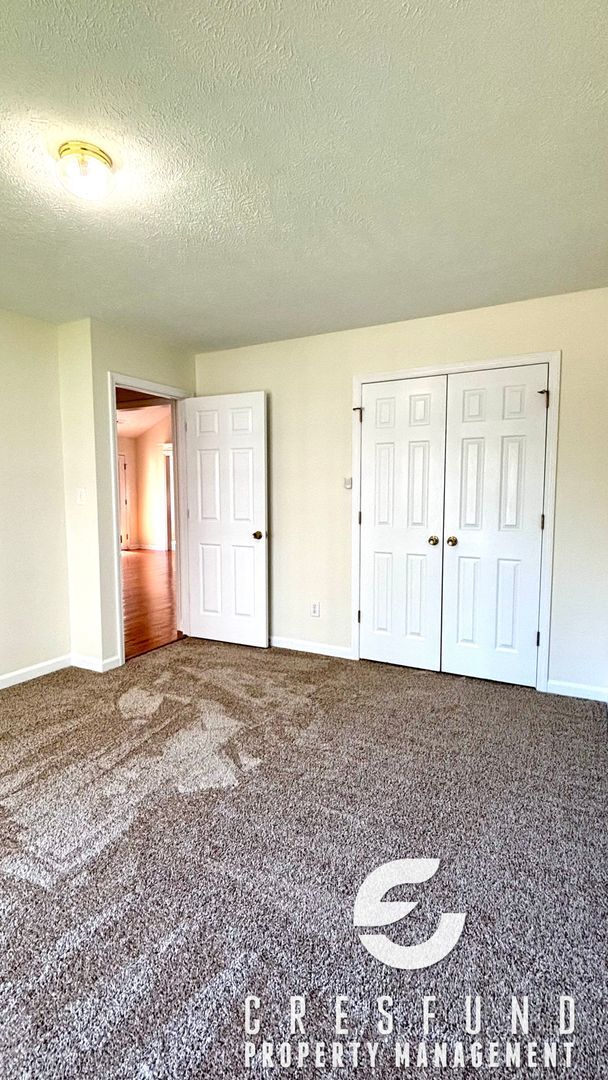 Building Photo - OVER 2000 SQ. FEET - Minutes Away from JAC...