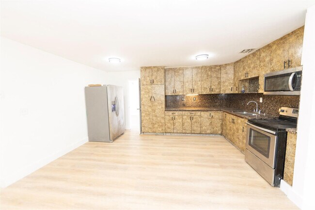 Building Photo - 2510 NE 3rd Ave