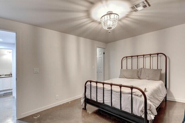 Building Photo - 5623 E Claire Dr