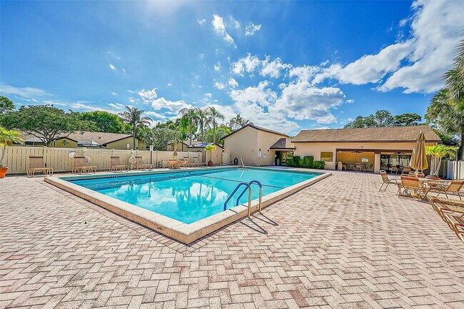 Building Photo - 2660 Carambola Cir N