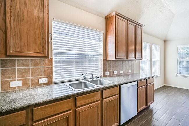 Building Photo - 2006 Plantain Lily Ct