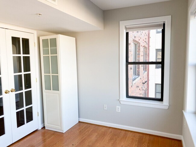 Building Photo - Sunny 2BR on 14th Street in Columbia Heights w/ Parking
