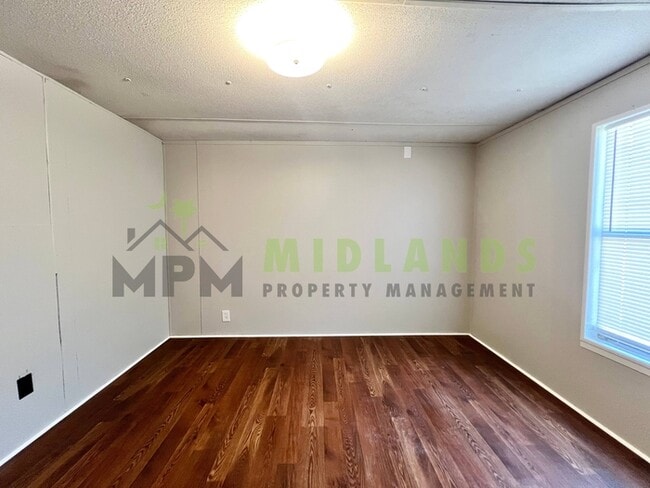Building Photo - 2413 S Lake Dr
