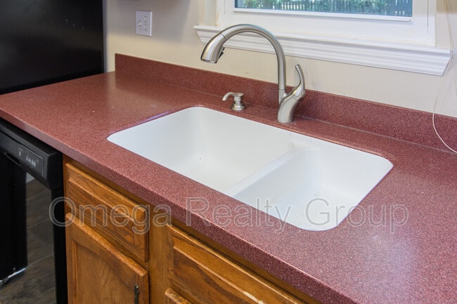 Building Photo - 2404 Glenmore Ct