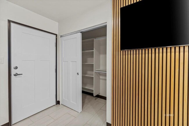 Building Photo - 1879 W Peppertree Dr