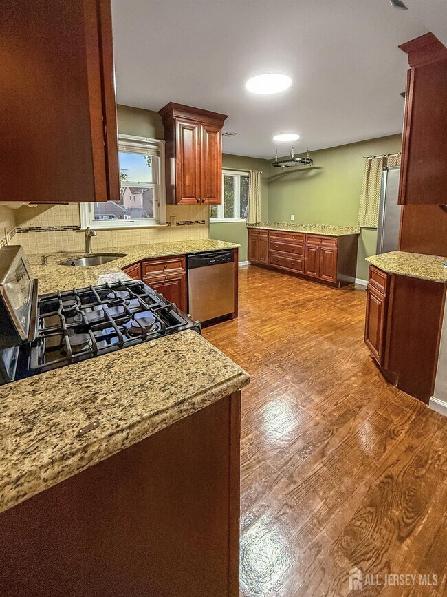 Building Photo - 207 Remsen Ave