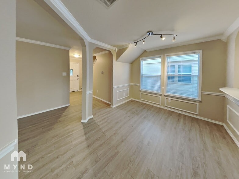 Building Photo - 5644 Brougham Way