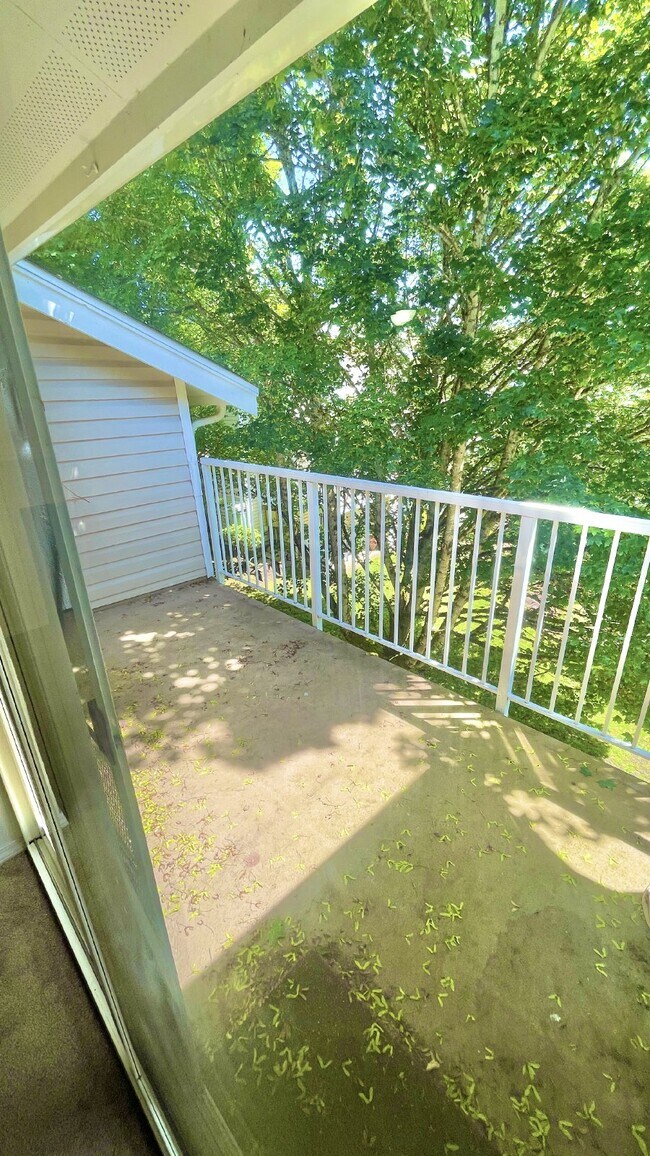 Building Photo - Serene Top-Floor Condo in Lake Forest Park...
