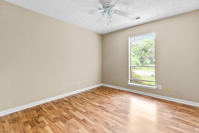 Building Photo - 625 Oxford Hall Dr SW