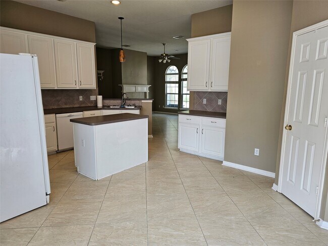 Building Photo - 27182 Kings Manor Dr S