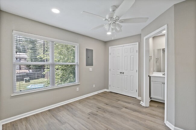 Building Photo - Remodeled 2 Bedroom 2 Bathroom Apartment.