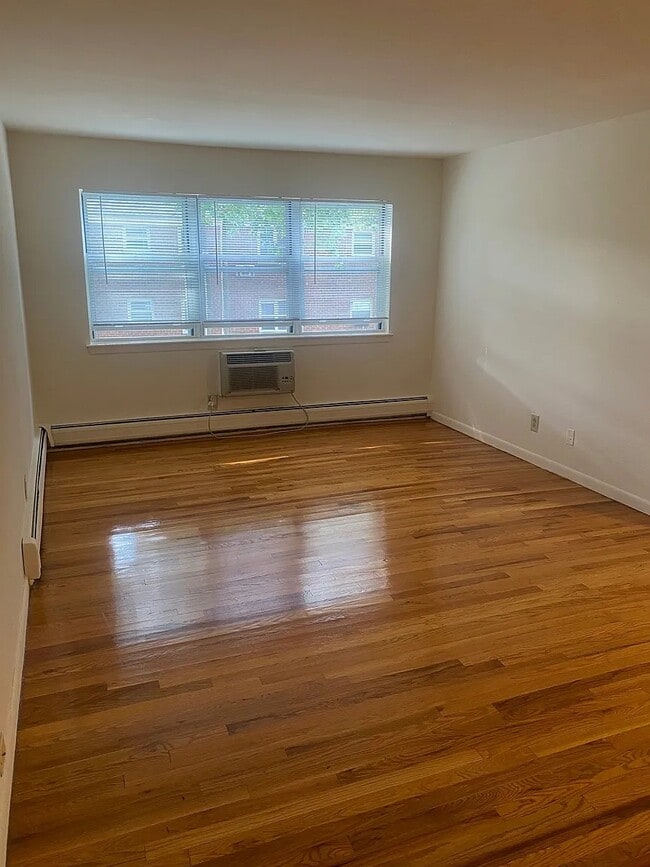 Building Photo - Radnor Manor