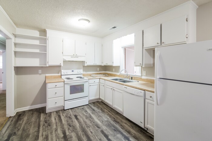 Building Photo - 2621 Myrtis Ln