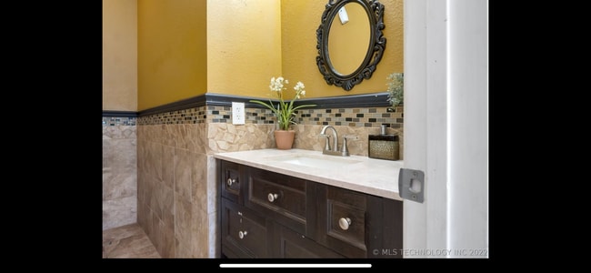 Building Photo - Huge Home Minutes from Downtown Tulsa