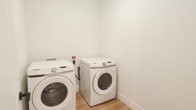 Building Photo - 1701 Simond Ave Ave