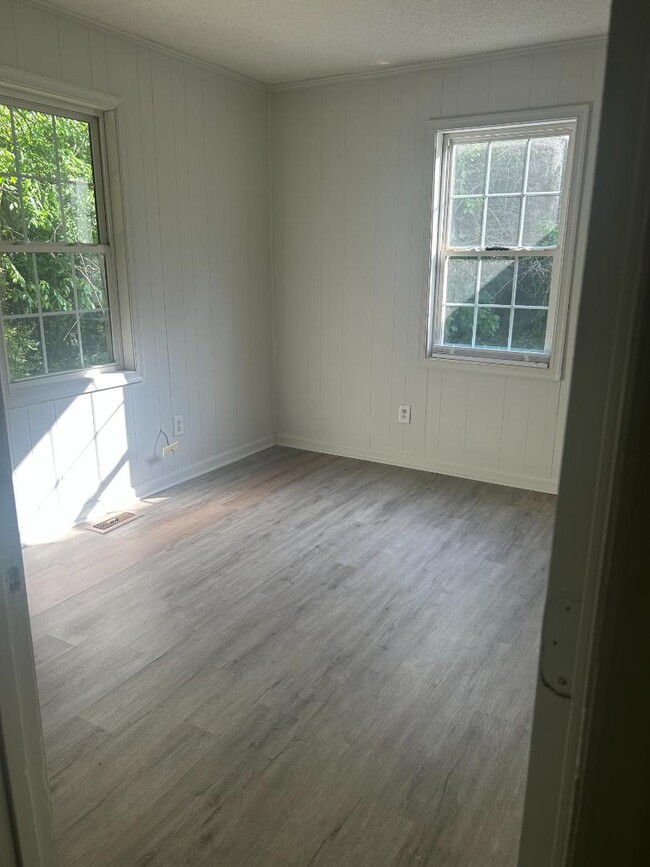 Building Photo - 208 Dent Ln