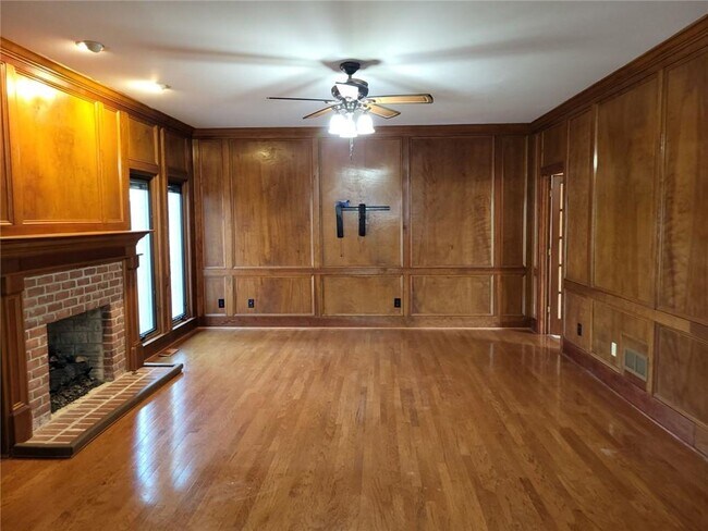 Building Photo - 2438 Kings Ct NE