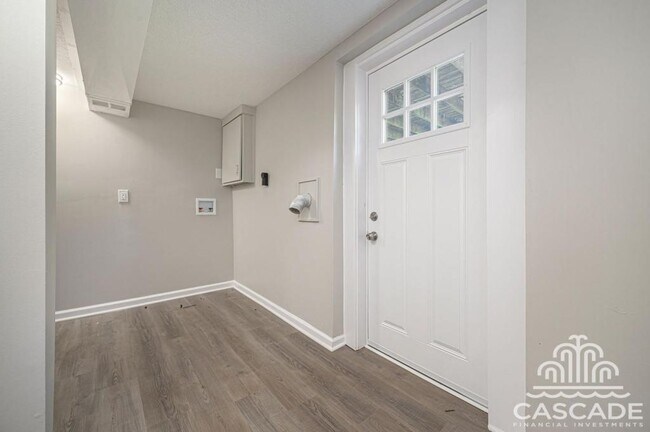 Building Photo - 806 SW Lea Dr