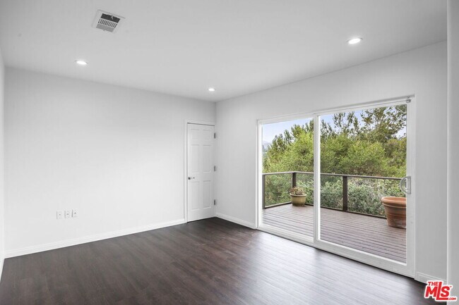 Building Photo - 350 Chautauqua Blvd