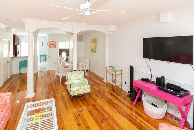 Building Photo - Lovely Townhome Available In Yacht Cove