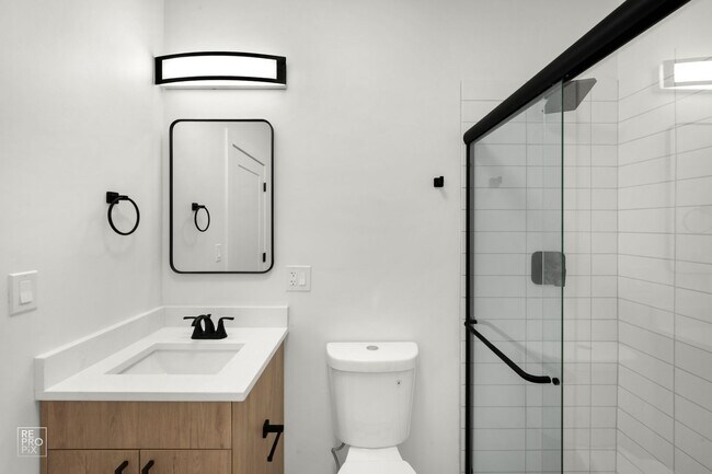 Building Photo - Spacious 4-Bedroom, 2-Bath in Edgewater — Sun-Filled, Stylish, and Pet-Friendly with In-Unit Laun...