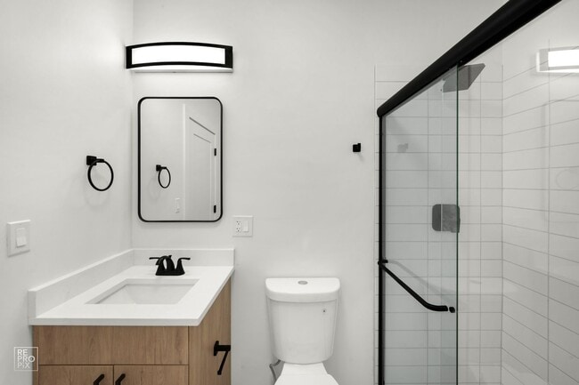 Building Photo - Spacious 4-Bedroom Duplex in Rogers Park With In-Unit Laundry & Pet-Friendly Living!