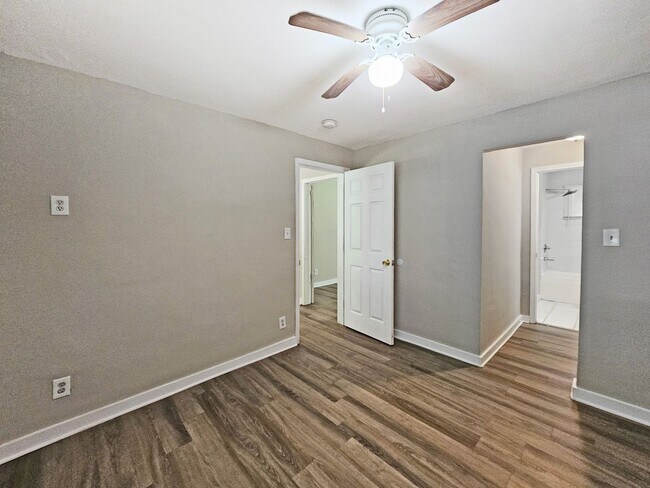Building Photo - 2/1 Duplex Near Hank Aaron Dr - Housing Vo...