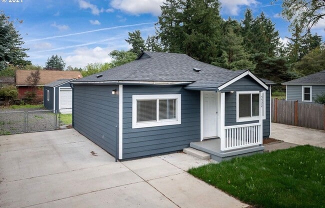 Building Photo - Beautiful 3 bd, 1 bath open kitchen/living, large yard, walk through video.