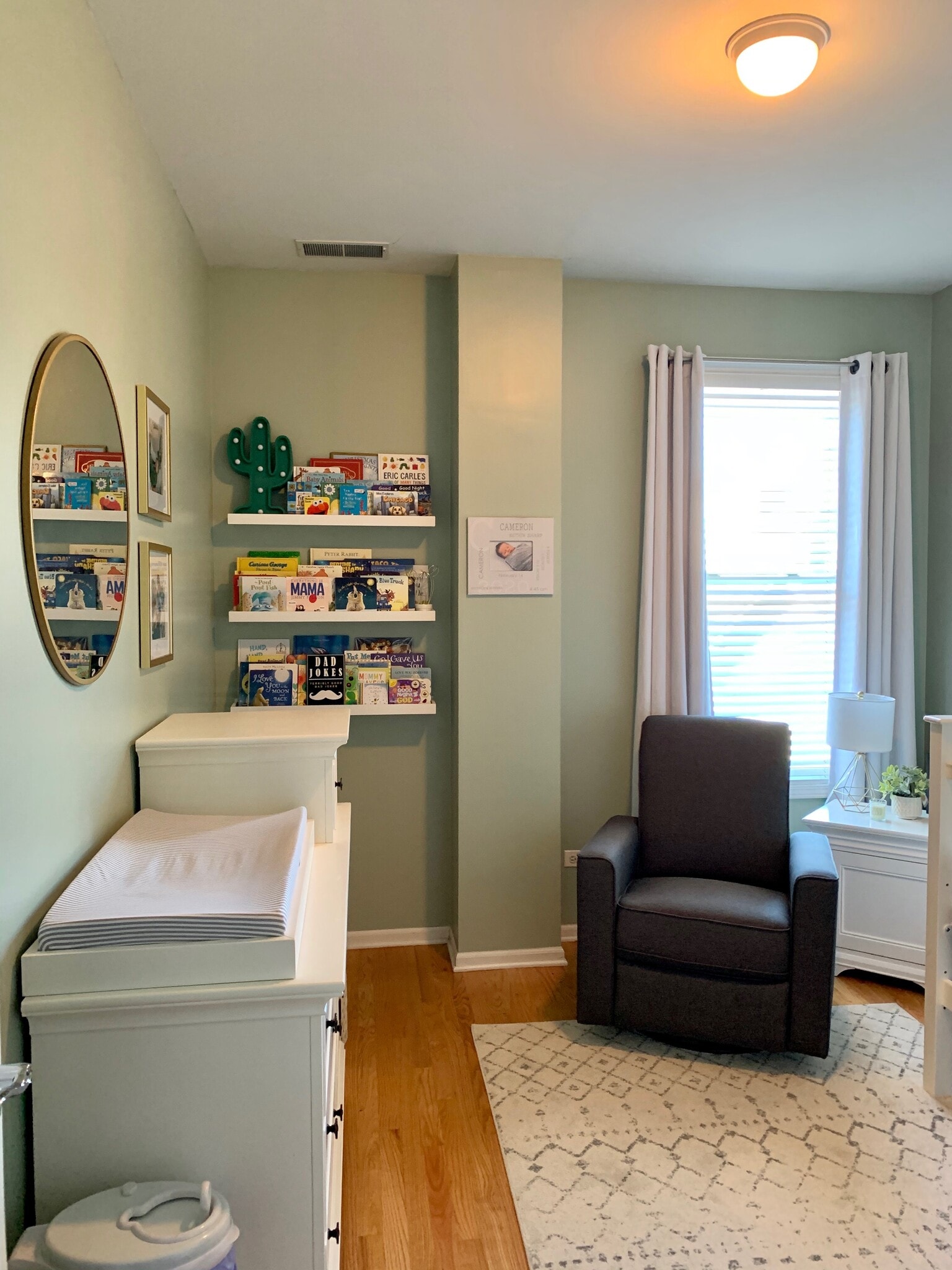 Guest Room - 2040 W Belmont Ave