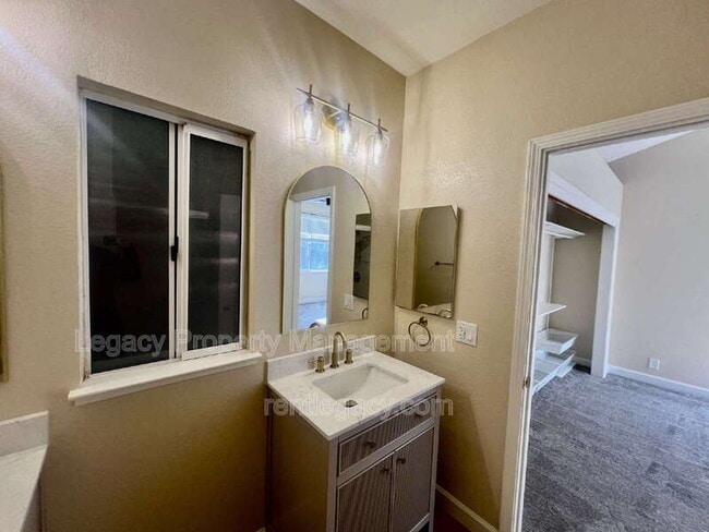 Building Photo - 413 Donaldson Ct