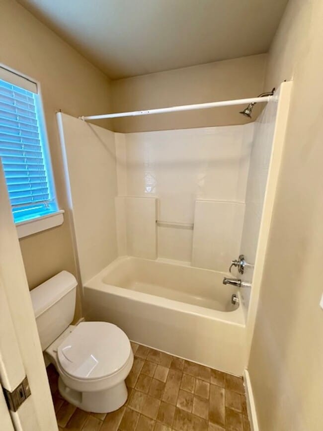 Building Photo - 3 Bedroom 3 Bathroom House Located Near a ...