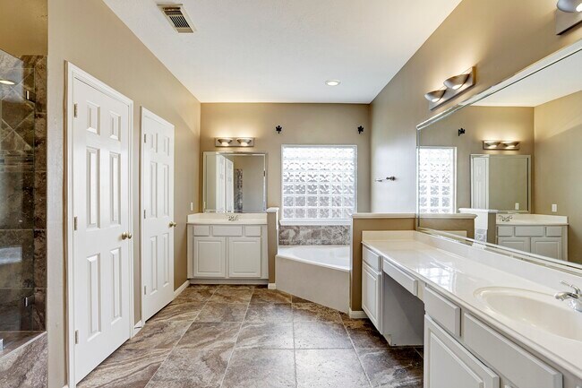 Building Photo - 9907 Kemp Forest Dr