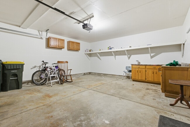 Building Photo - 1297 Woodlake Dr