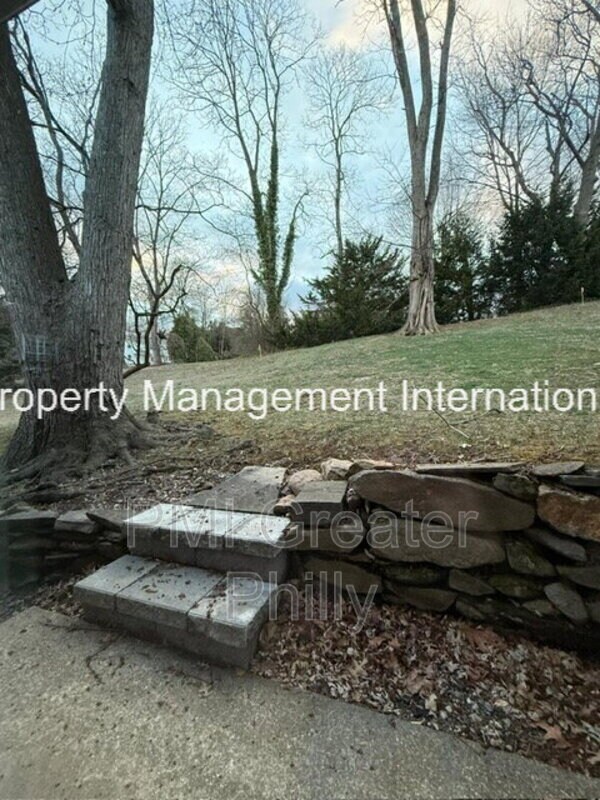 Building Photo - 864 Beechwood Rd