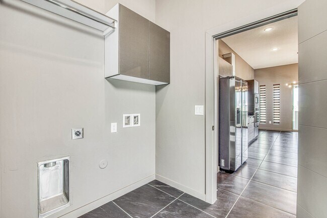 Building Photo - Beautiful East side House 4 bed-2.5 baths, part of The Overlook Casa Club that includes Swimming ...