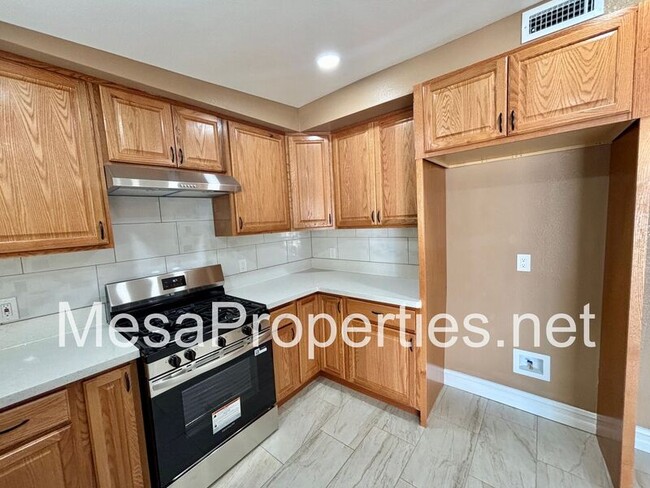 Building Photo - 16059 Iris Dr
