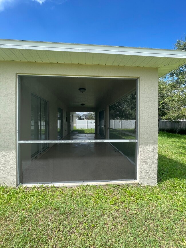 Building Photo - 3131 SW 19th Ave
