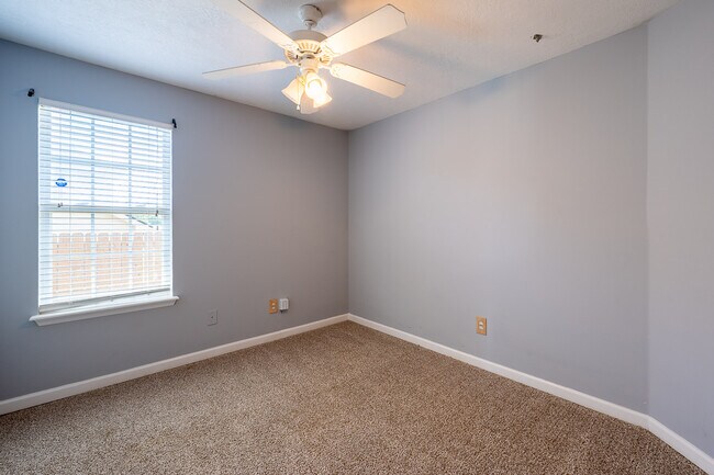 Building Photo - 945 Cannock St