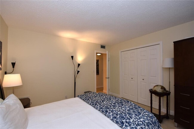 Building Photo - 400 Golden Isles Dr