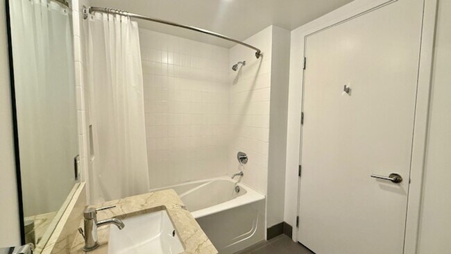 Building Photo - 2BR 2BA @ The BLU in SOMA/South Beach -AMSI