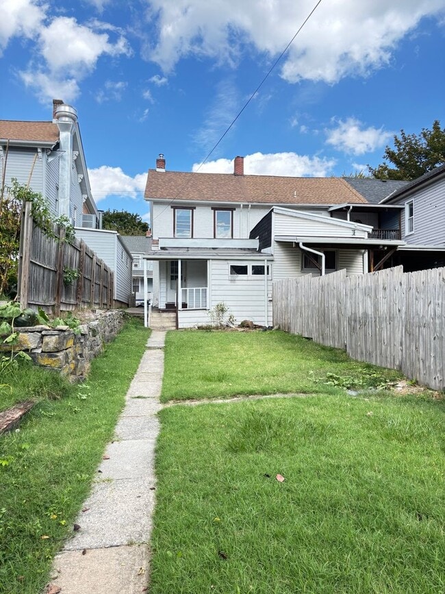 Building Photo - 2 BR Home Available in Catasauqua, PA