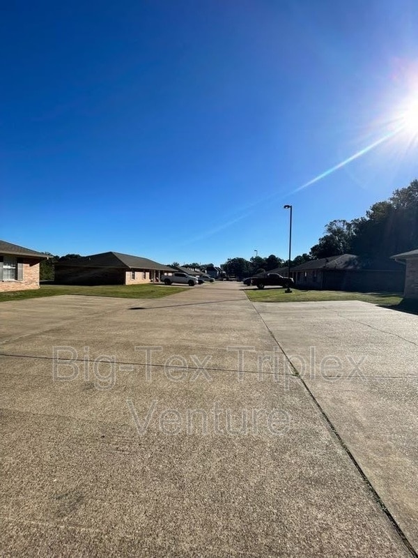 Building Photo - 282 N Pecan St