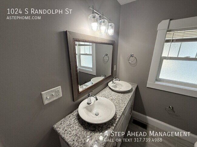 Building Photo - 1024 S Randolph St