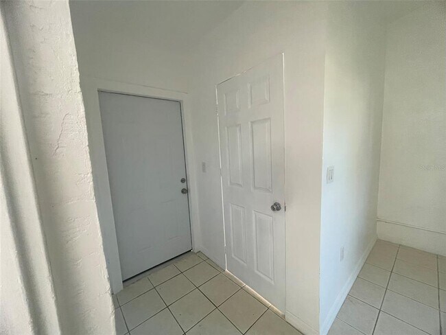 Building Photo - 525 E Helen Ave