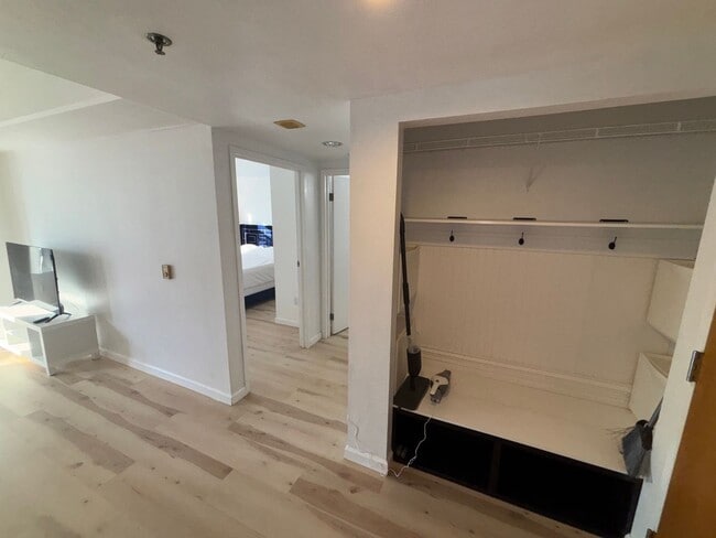 Building Photo - Well-Lit 1 Bedroom, 1 Bathroom Condo in Oa...