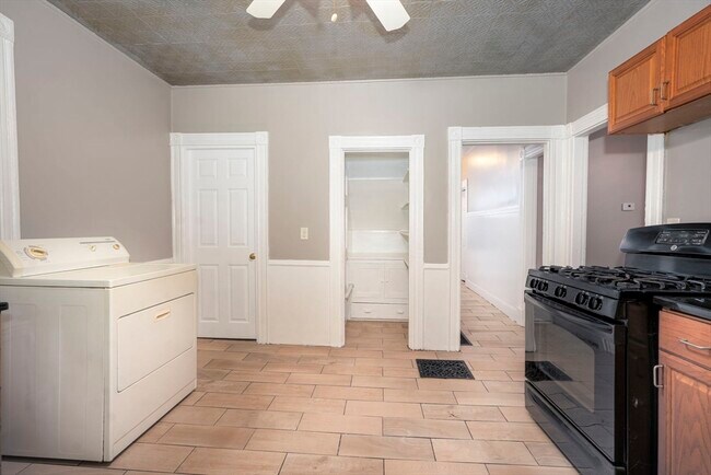 Building Photo - 117 Medford St