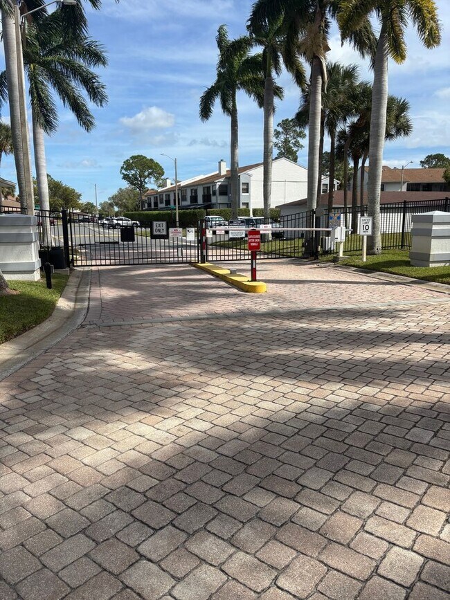 Building Photo - 1967 Cormorant Ct