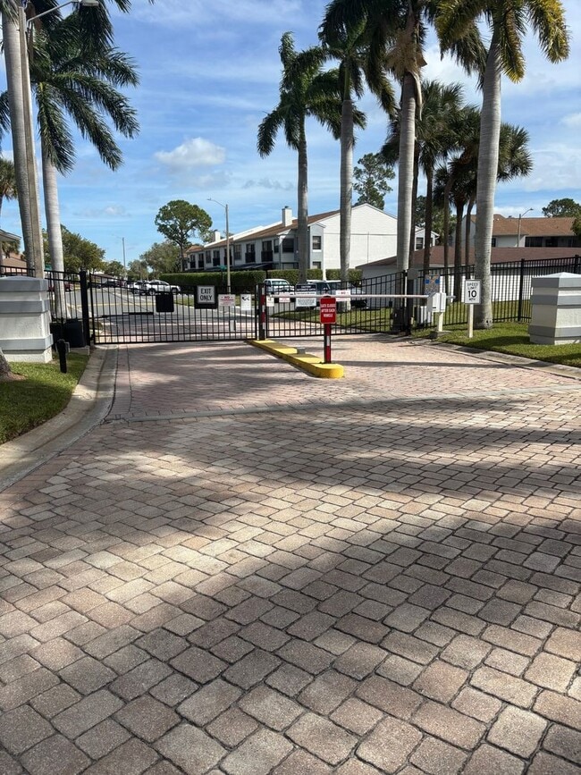 Building Photo - Charming 2BR Condo in Clearwater