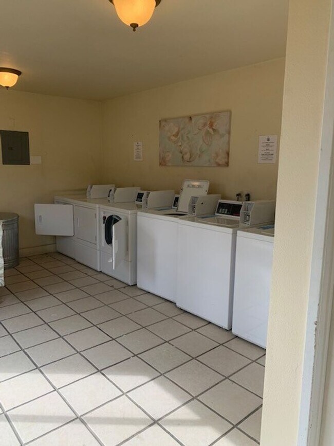 Building Photo - 1bd/1ba Lower, corner unit. Steps from BBQ area and laundry facilities.  Water/Sewer/Trash included!